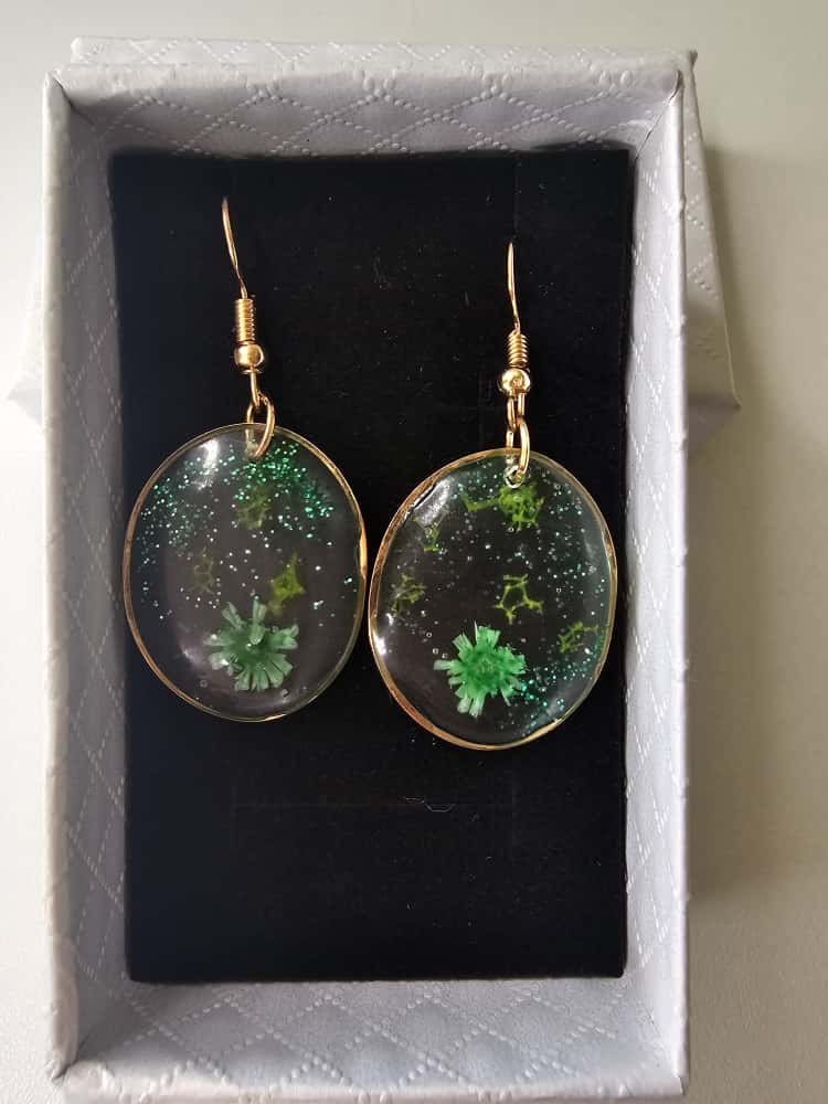 Handmade – Emerald Bloom Resin Earrings