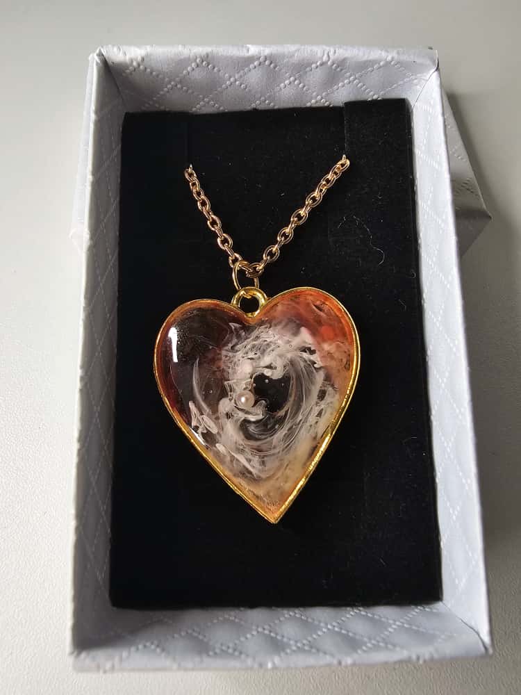 Handmade β Rose Heart Resin Necklace