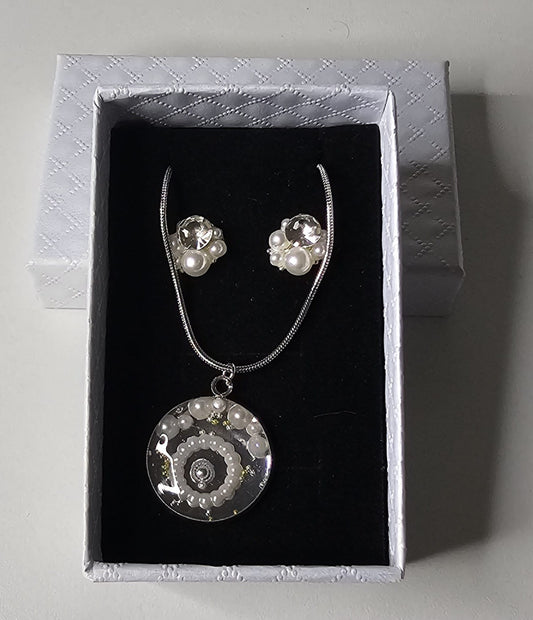 Handmade – Pearl Radiance Resin Jewellery Set (Necklace & Earrings)
