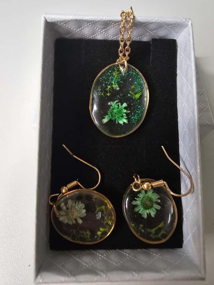 Handmade – Emerald Meadow Resin Jewellery Set (Necklace & Earring)