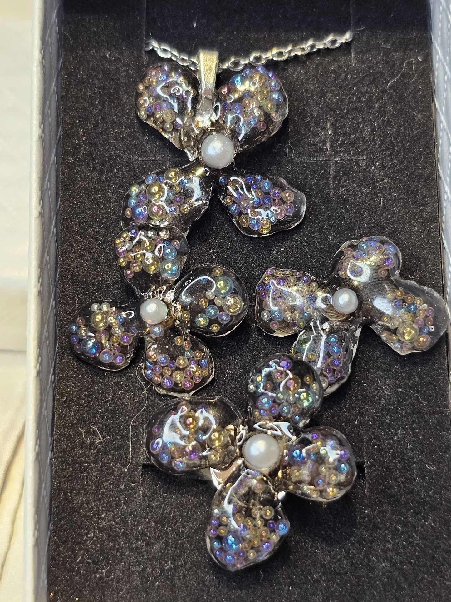 Handmade Dark Pearl Floral Resin Jewellery Set | Necklace, Earrings & Ring – Resin & Root