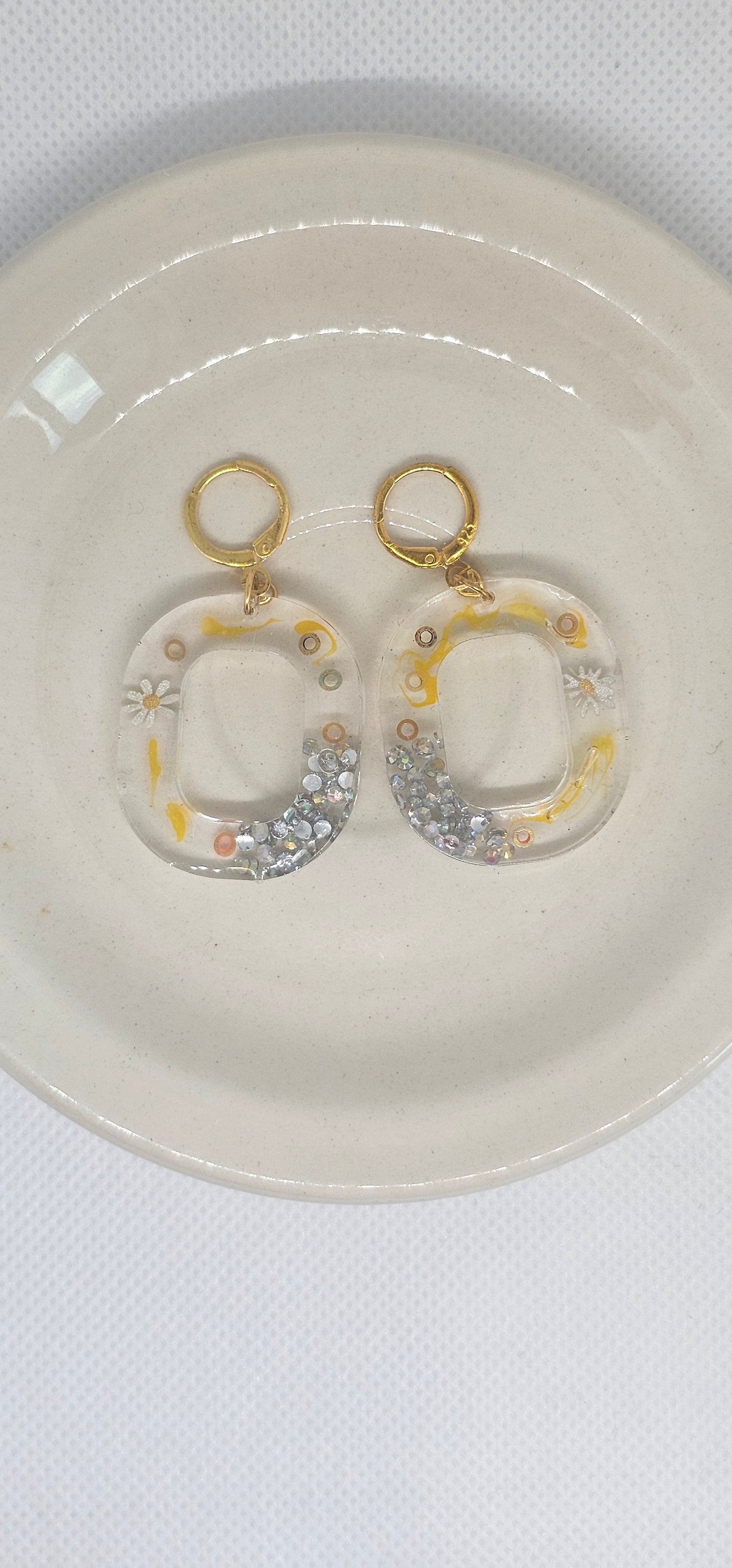 Silver-Plated Daisy Oval Earrings – Resin with Glitter and Floral Accents image 0