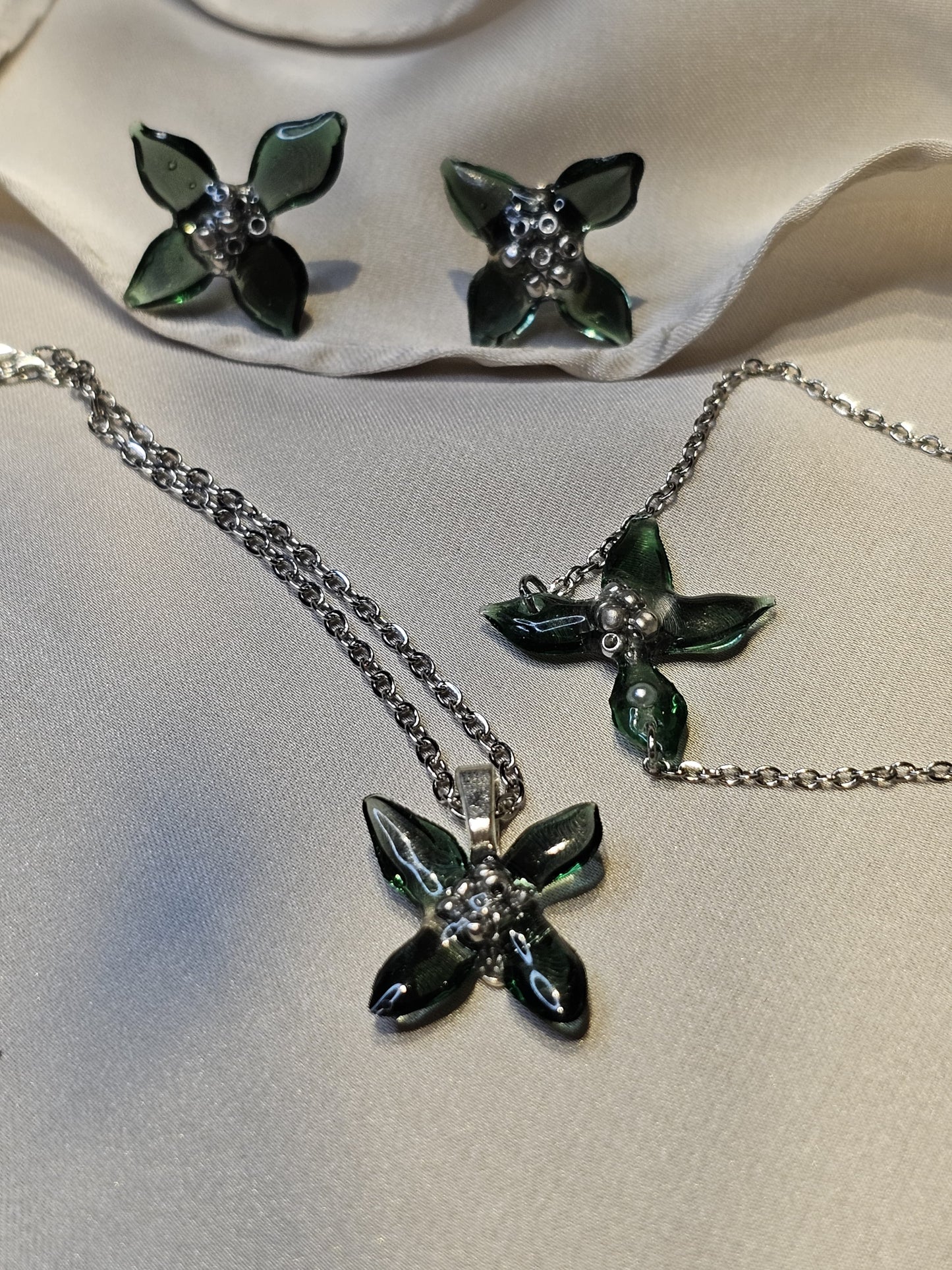 Emerald Bloom Resin Jewellery Set – Handcrafted Necklace, Earrings & Bracelet | Resin & Root